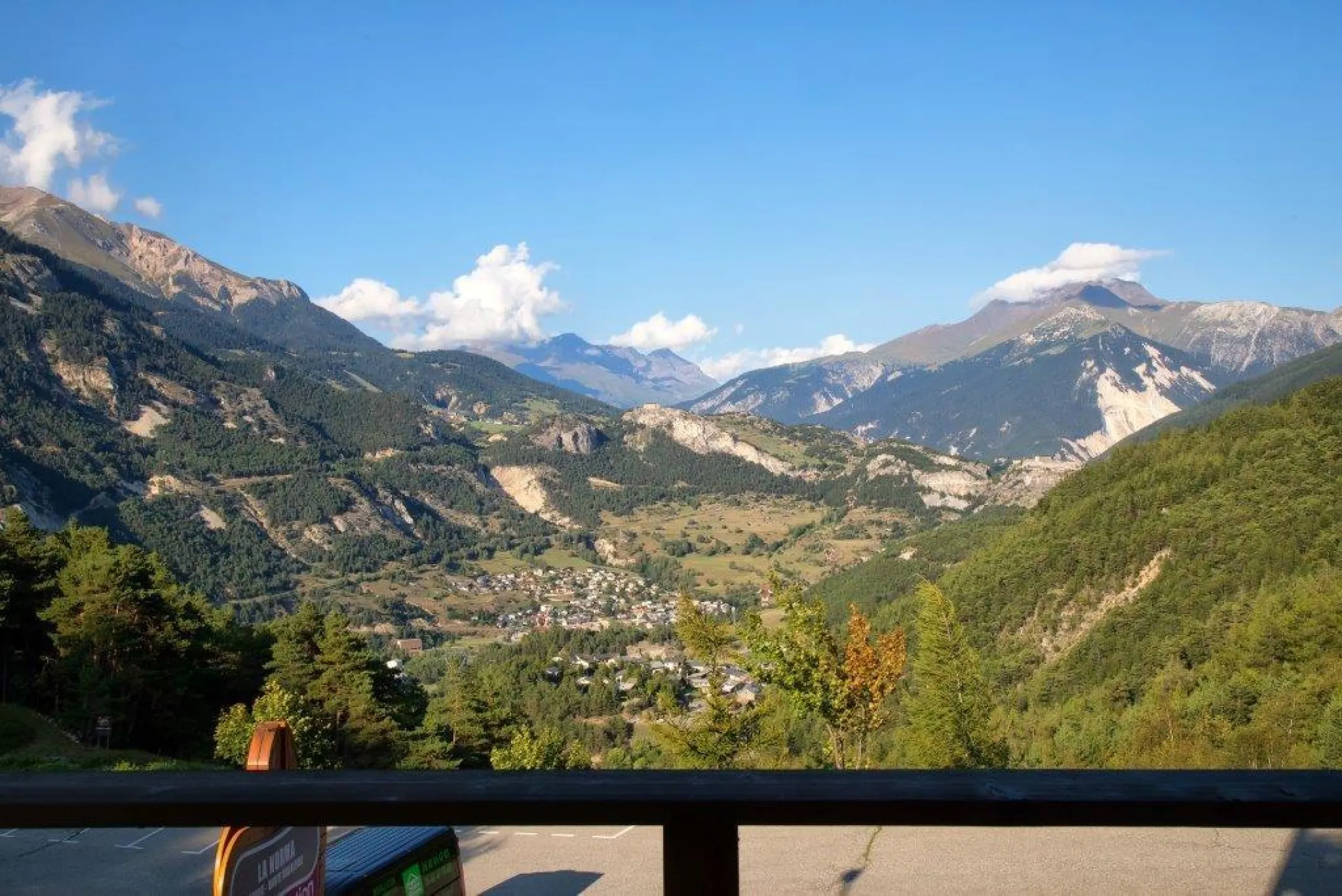 Vue de la pièce à  vivre l'été.