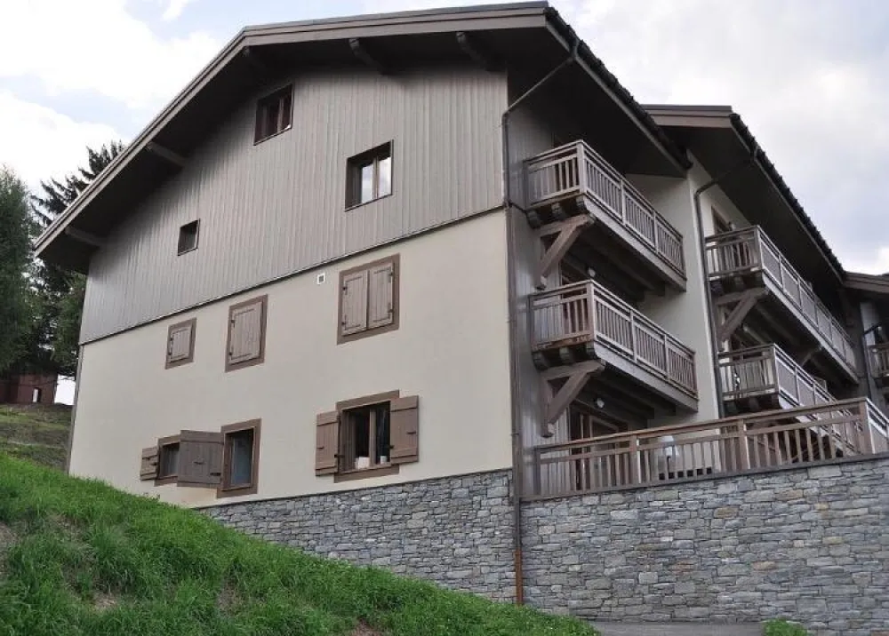 vue latérale de la résidence 
l'appartement est celui du RDC avec la grande terrasse