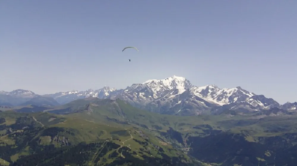 FAMILLE DE SKIEURS ET DE PARAPENTISTES...