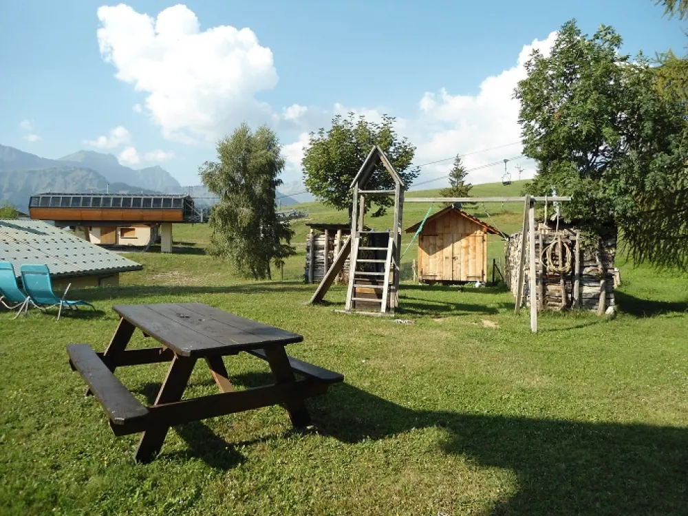 AIRE DE REPOS EN ETE - PORTIQUE POUR ENFANTS - TABLE ET SALON DE JARDIN - CHAISES LONGUES