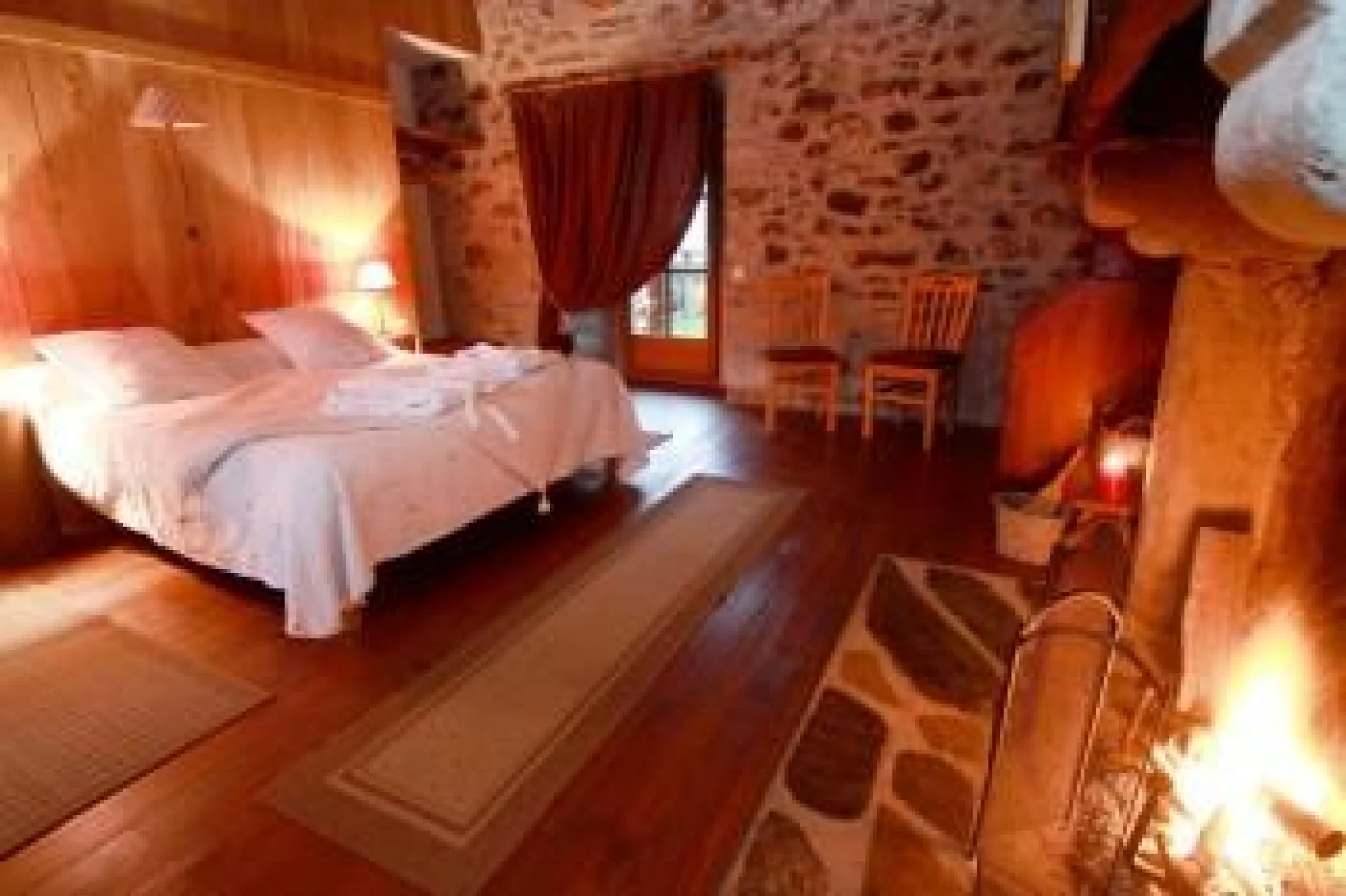 Chambre Neouvielle 
Salle de bain indépendante , balcon sur le jardin 
Feu de cheminée a votre