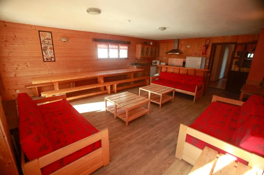 une grande pièce de vie de 35m2,grande table de ferme et salon