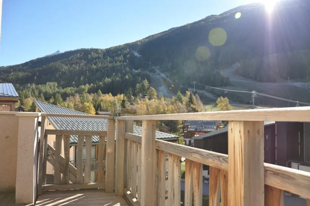Vue sur les pistes de la terrasse en été