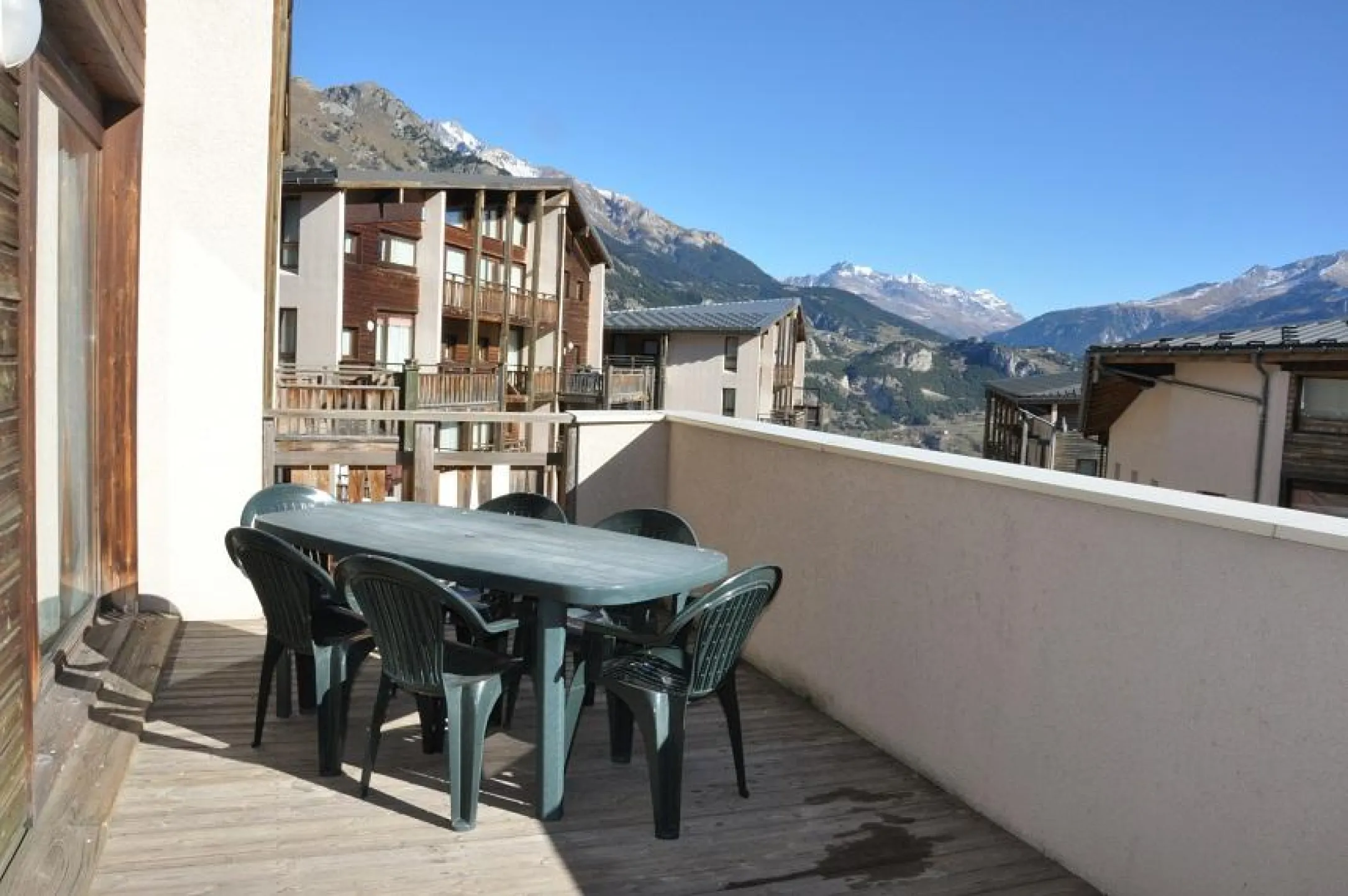 La terrasse et la vue sur la Vallée en été