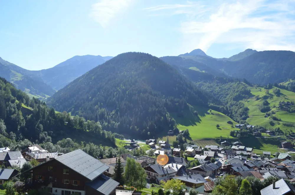 Vue du balcon sur le village d'Arèches et les montagnes environnantes (Vue Ouest)