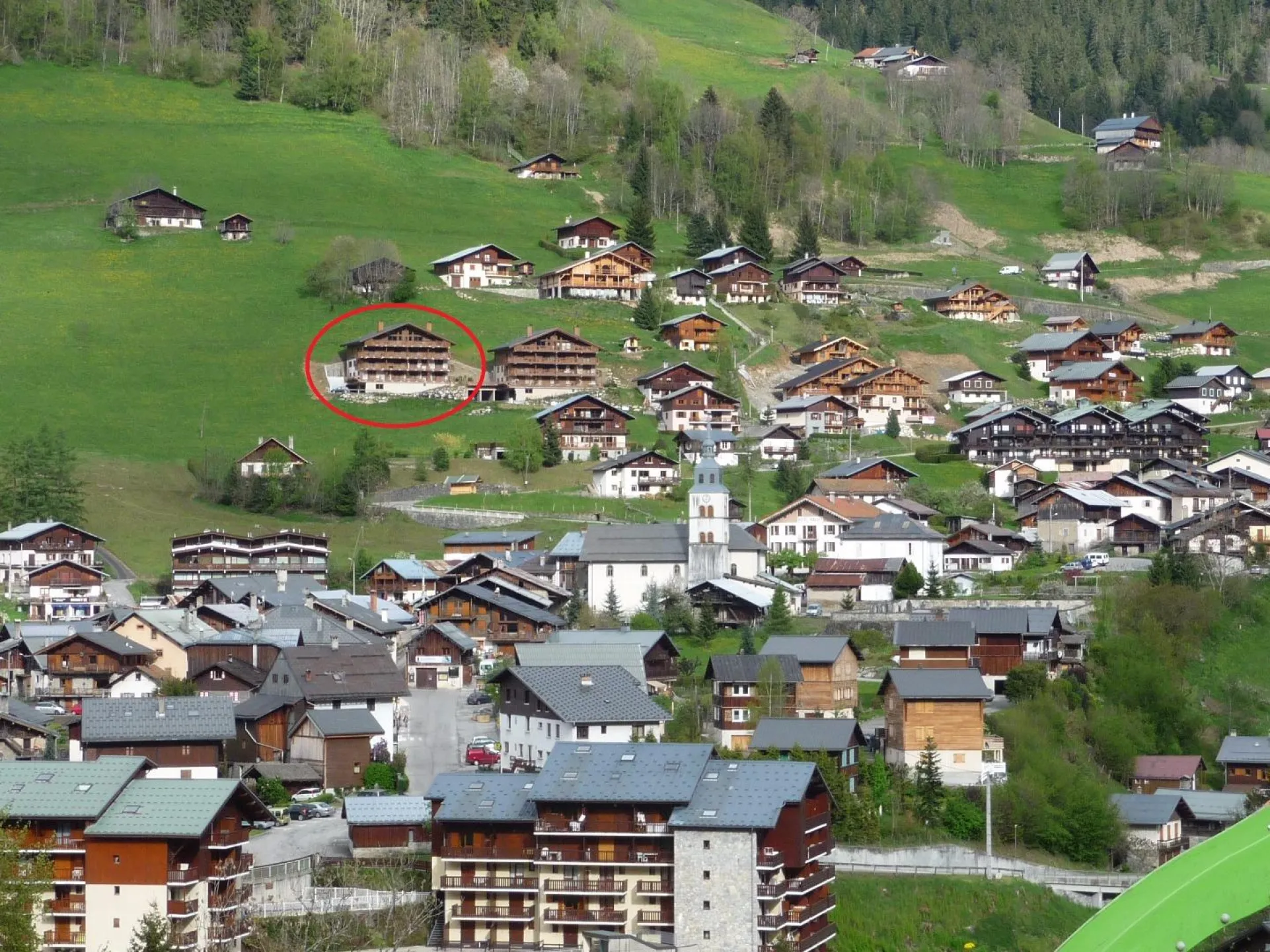 Vue d'Arèches et de la résidence qui surplombe le village