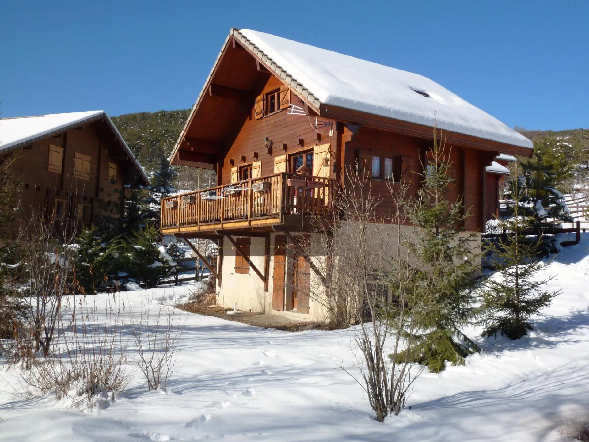 chalet en hiver coté jardin