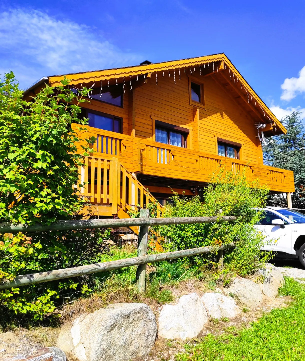 Vue du chalet sous le soleil cerdan
