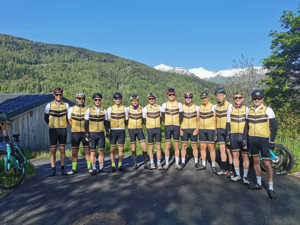 Prêt du col du télégraphe et du Galibier, un chalet parfait pour accueillir des groupes cyclistes avec des lits individuels, un garage sécurisés pour les vélos, la possibilité de nettoyer son vélo.