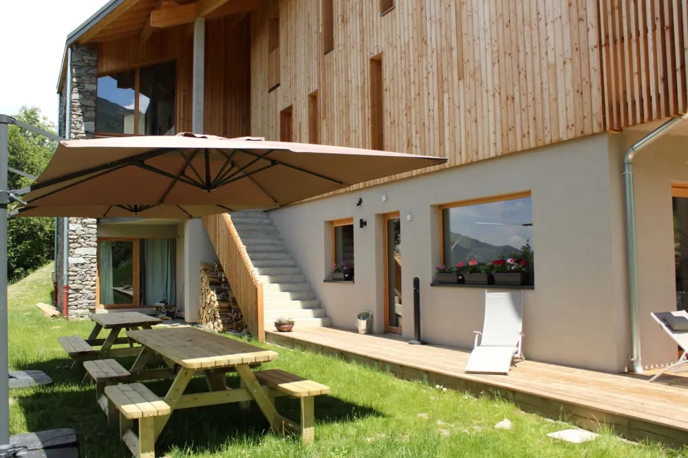 Très confortable, vue, chambres avec salle de bain, sauna, cheminée, jardin