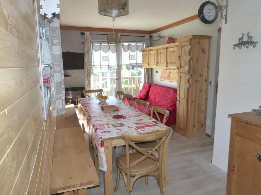 La salle à manger pouvant accueillir jusqu'à 12 personnes à table ! et le coin couchages pour 2 personnes.