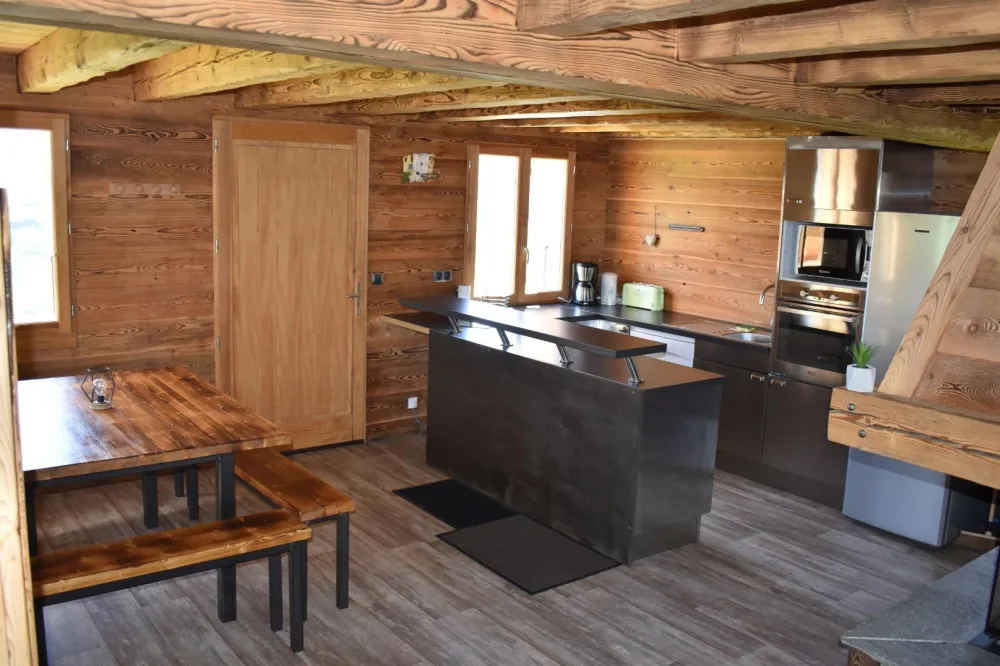 La table a manger et la cuisine 
