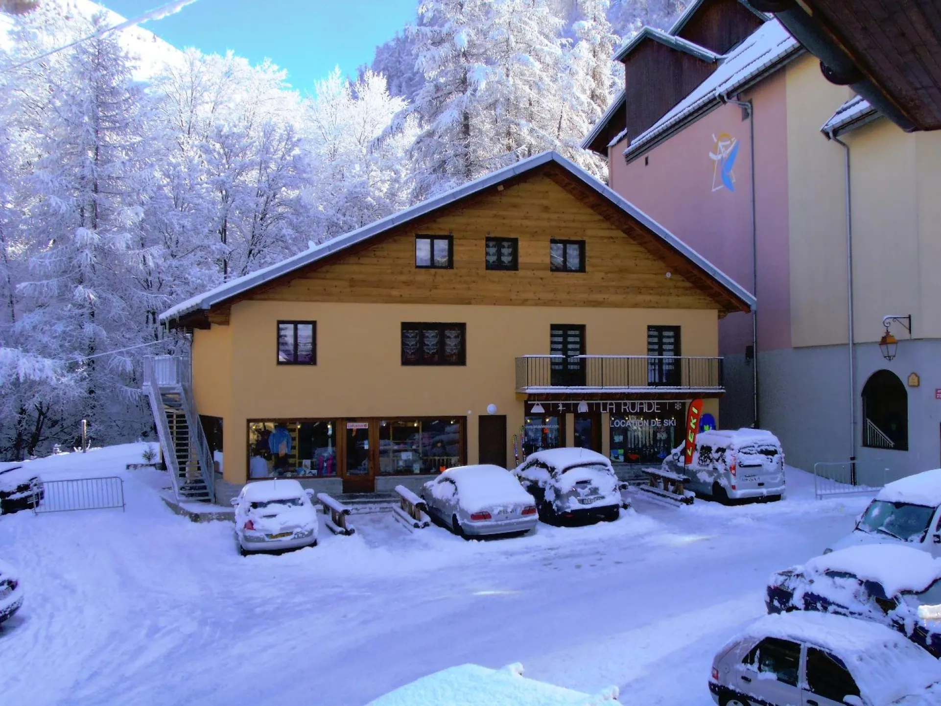Vue extérieure du chalet (une piste rouge passe juste derrière le chalet)
