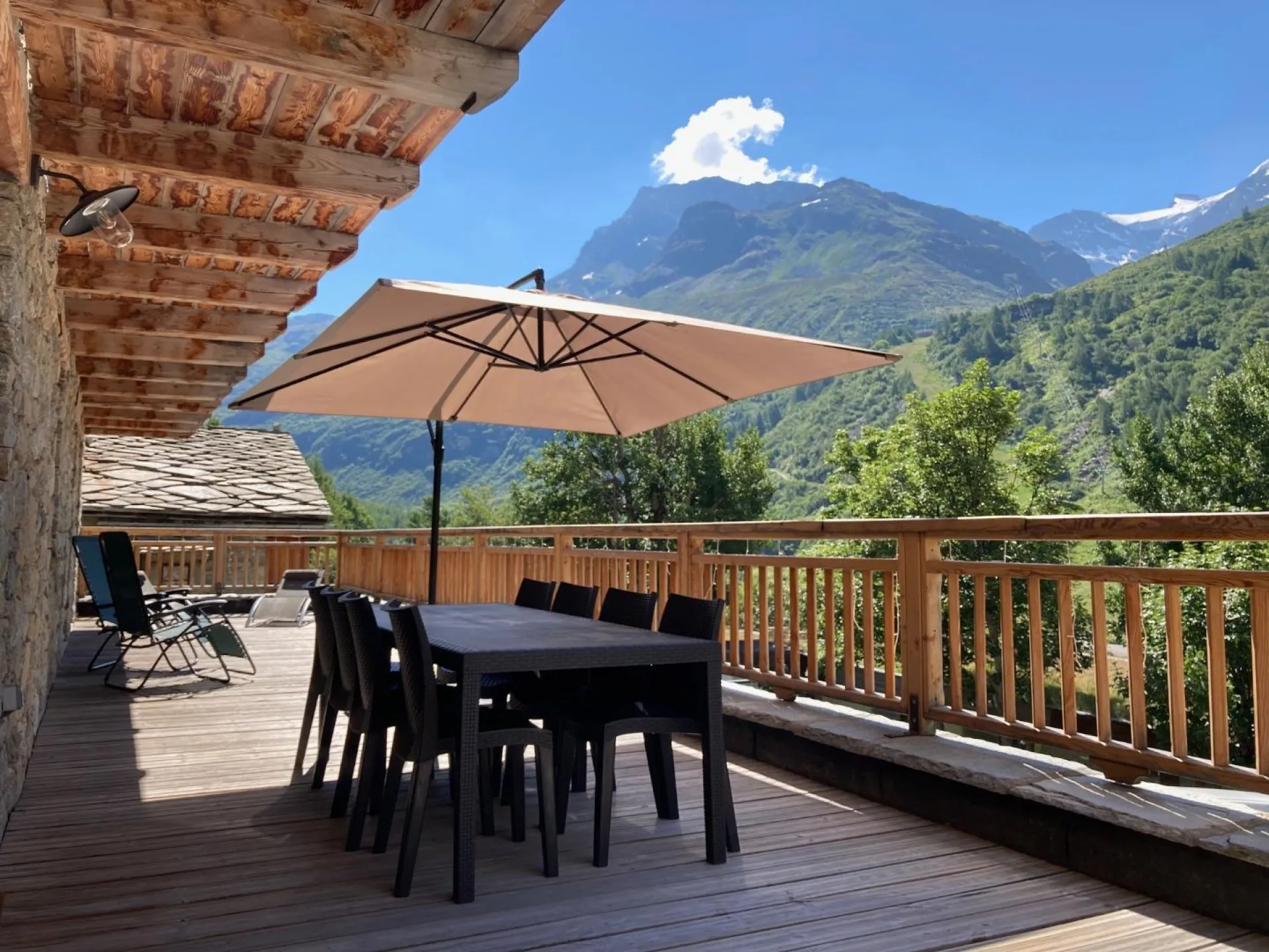 Grande terrasse de 50 m2 pour profiter pleinement en été