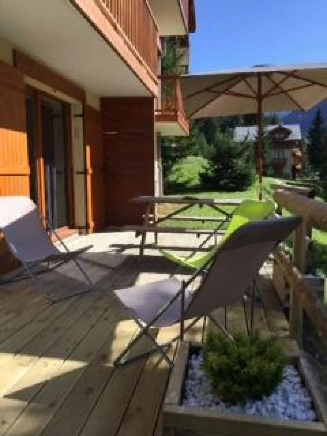 Terrasse aménagée aux beaux jours (Parasol, chaises longues, table / bancs, BBQ éléctrique)