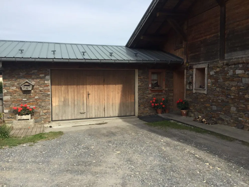 garage deux voitures avec accès dans le chalet .