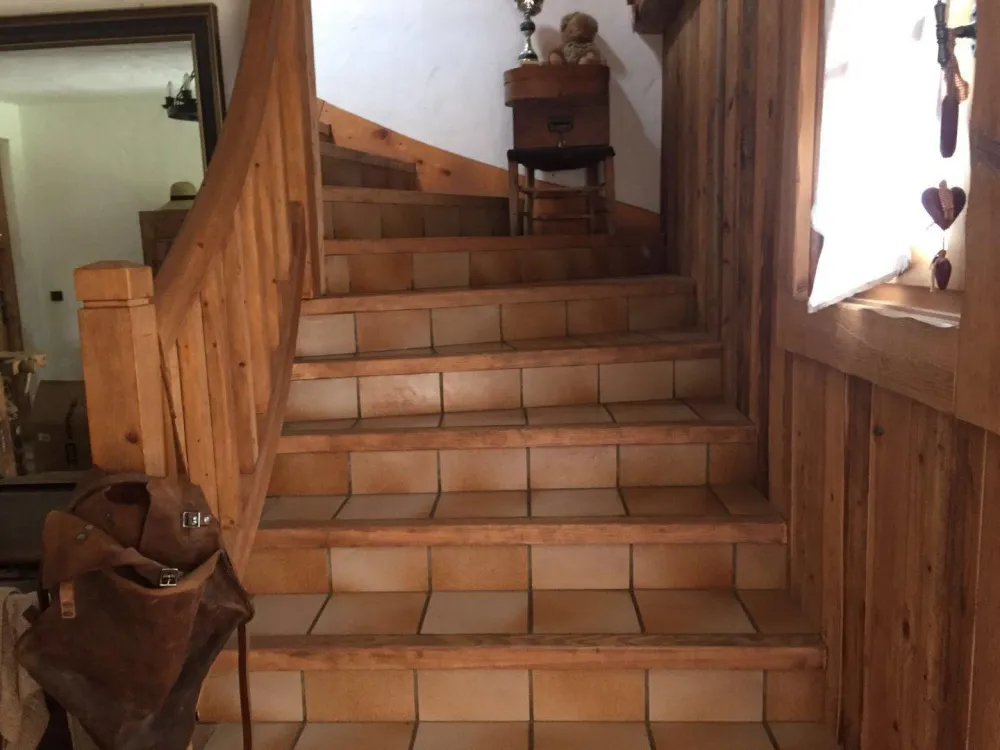 montée d'escalier aux chambres