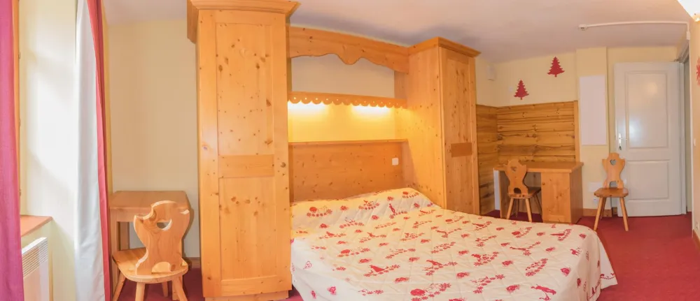Grande chambre au 2ème étage, lit 140 cm, TV avec lecteur DVD et Wifi