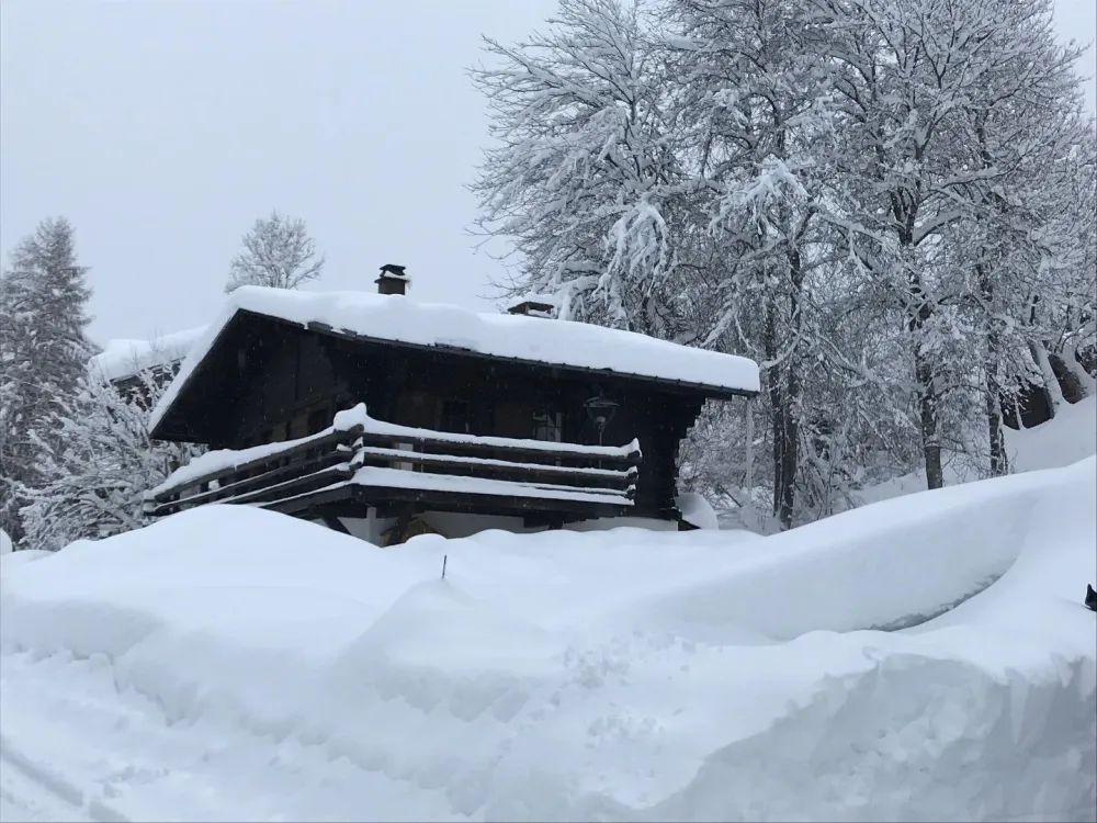 Vue chalet extérieur hiver