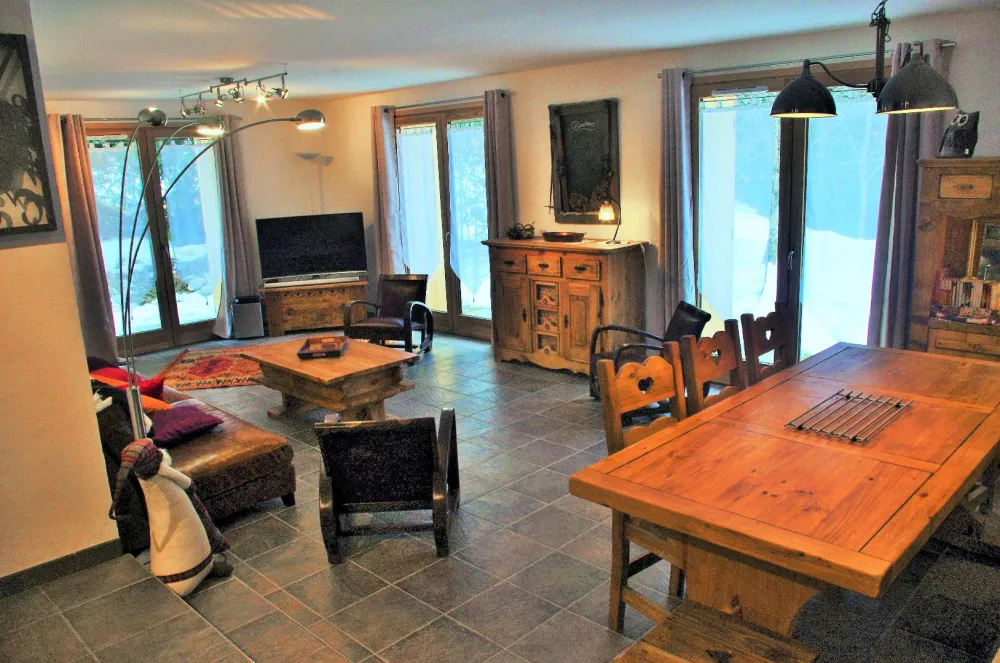Le salon et la salle à manger ouvrant sur le jardin. Equipé d'une TV grand écran incurvé, d' une barre de son et d'une box Wi-Fi...