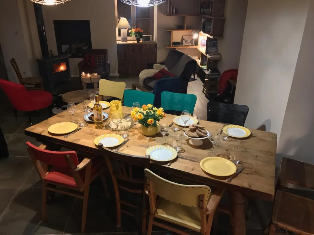 Le Sapé, vue du séjour et salon, table de 12 personnes (avec rallonges). Salon, poêles à bois (bois fourni), TV, wifi (dans toutes les pieces), bibliothèque.
3 fenêtres et grande baies vitrés accès terrasse privée, cuisine ouverte. 
