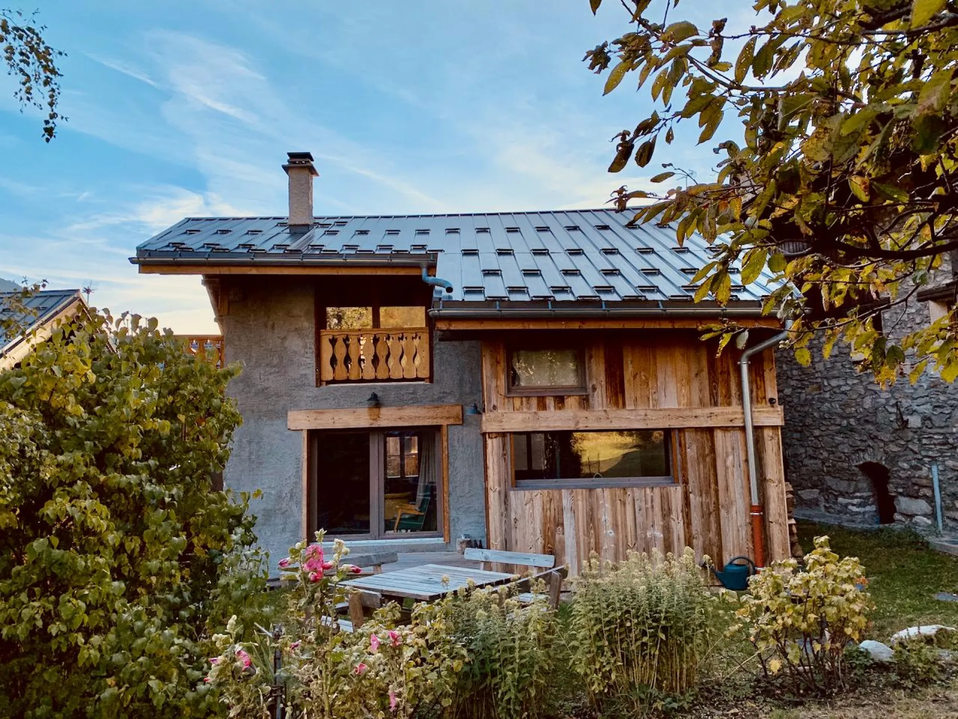 Chalet Le sapé, dans l'authentique village de Champagny-en-vanoise. Idéal pour les balades en montagne et le grand air en famille ou entre amis. 