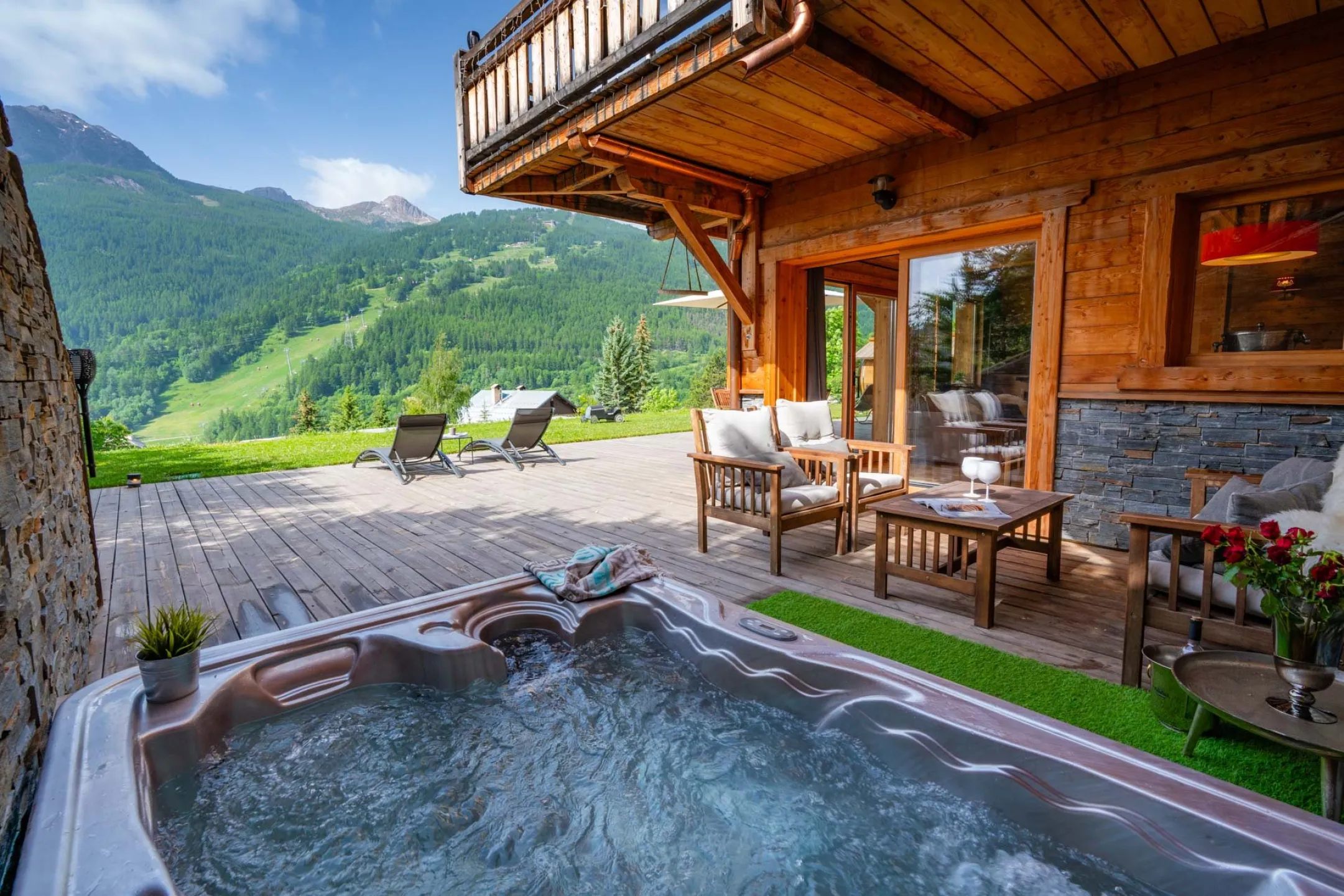 Chalet individuel  charme et prestige , terrasse 100 m2 avec jaccuzi et sauna extérieur