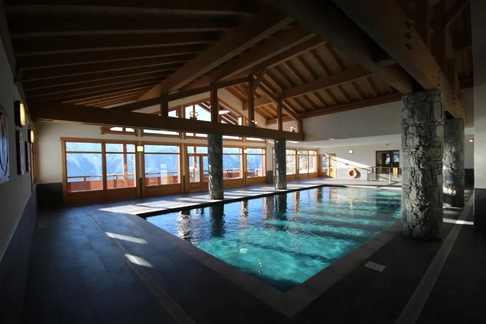 Magnifique piscine chauffée, très facilement accessible (au même niveau que l'appartement).
Ouverte en saison (Vacances de Noël jusqu'aux vacances de Pâques, et Juillet / Août).