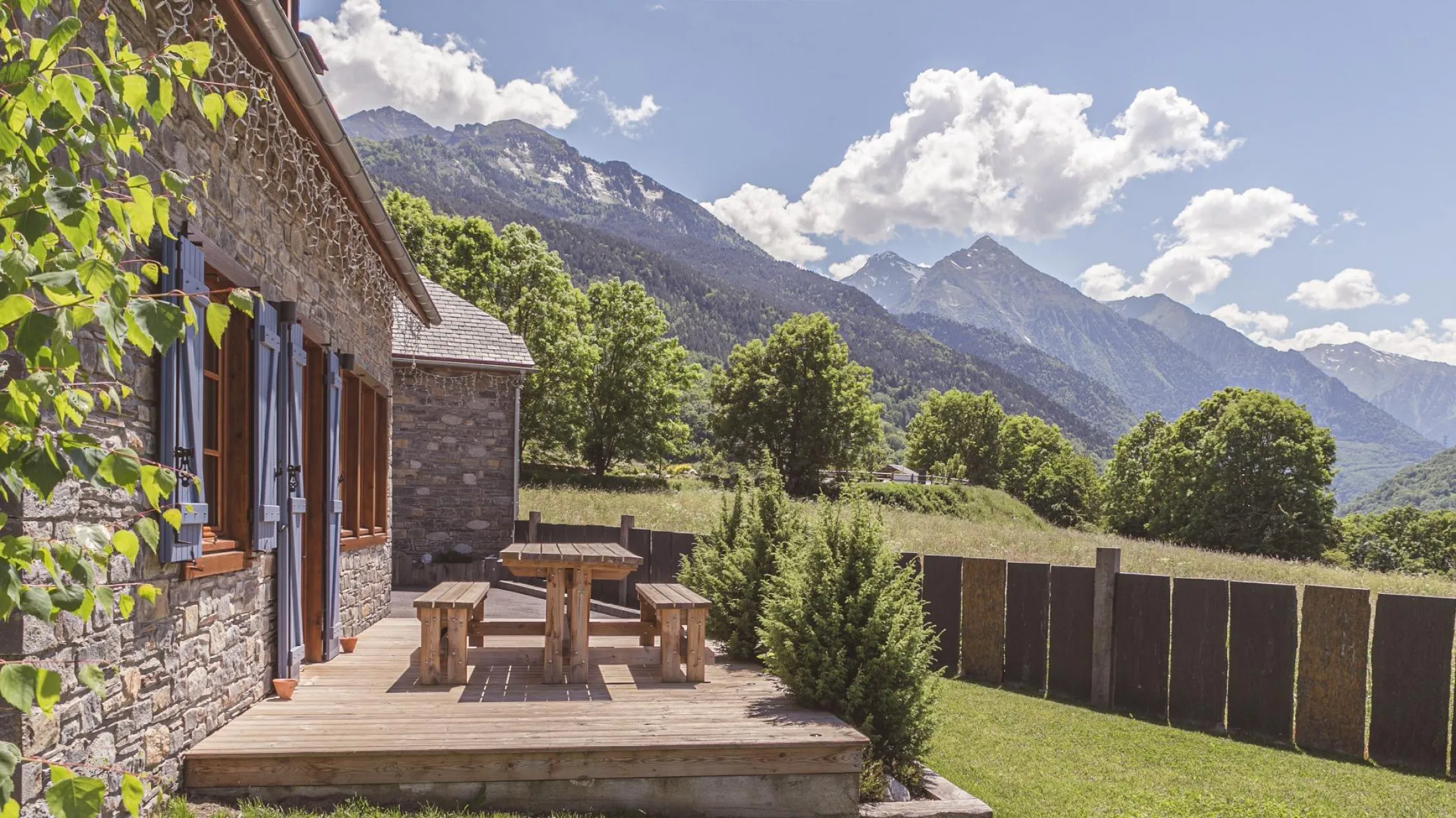 Terrasse et jardin avec vue sur les montagnes