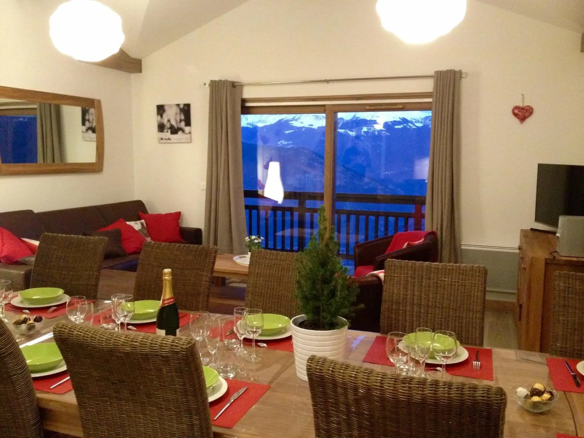 Vue du salon à partir de la salle à manger.
