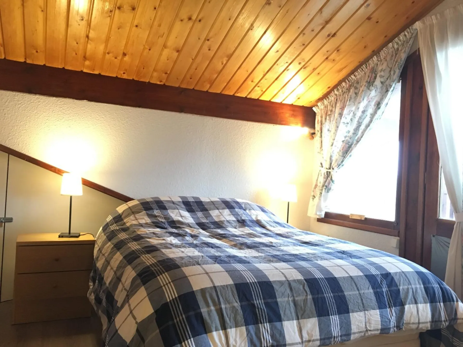 Mezzanine fermée, lit double, secrétaire, commode, balcon avec vue sur le Canigou