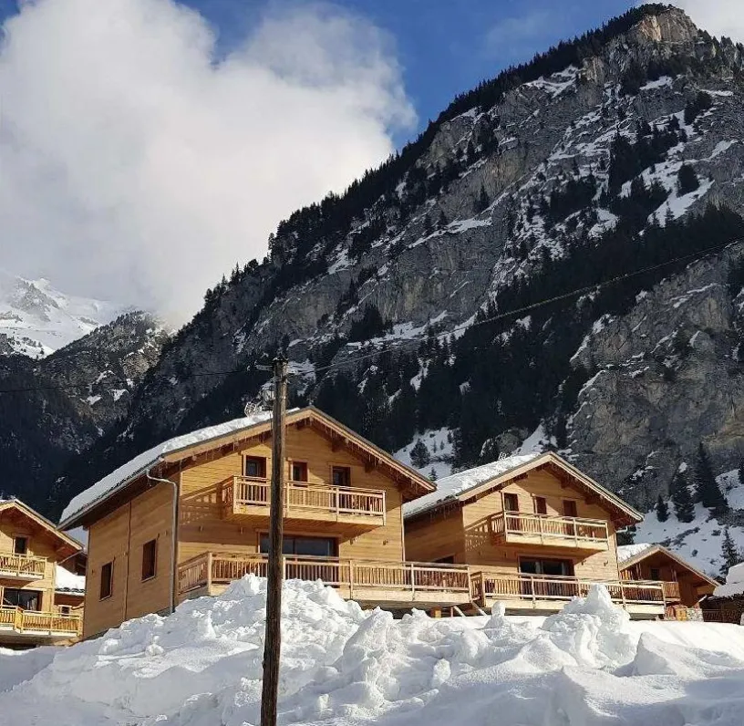 Chalet des marmottes à gauche. Possibilités de louer les deux chalets jumeaux ensembles (Chalet des Marmottes et le Chalet des Ours) pour une capacité max de 23 personnes