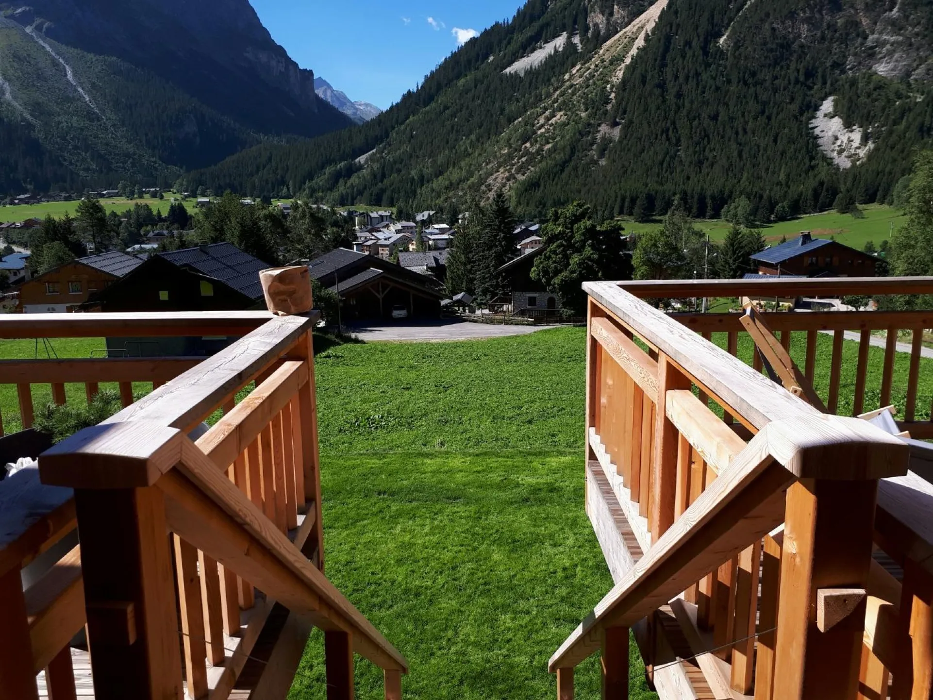 Vue du haut de l'escalier terrasse en plein été
