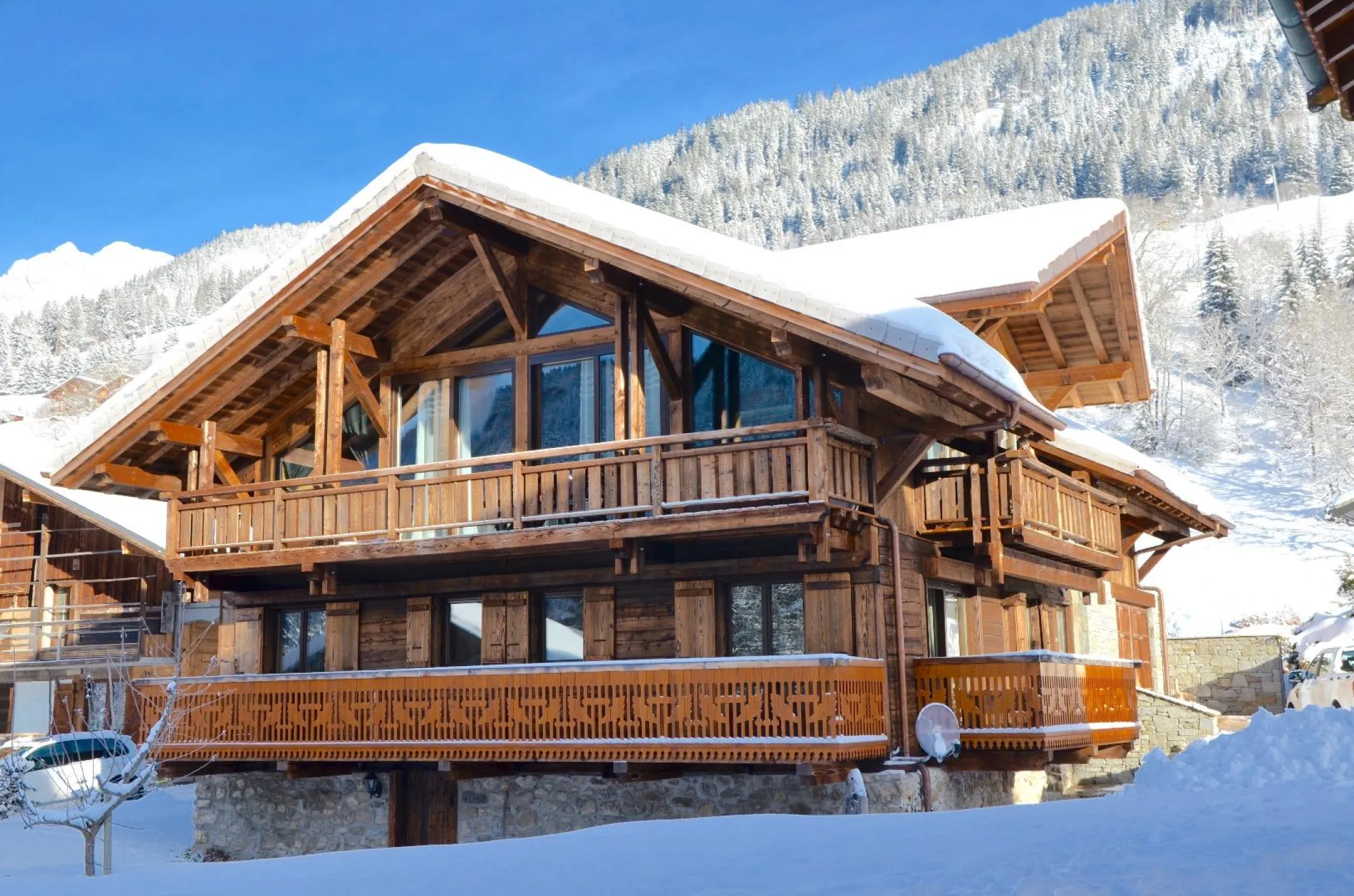 Chalet roche alpine au pied des remontées mécaniques