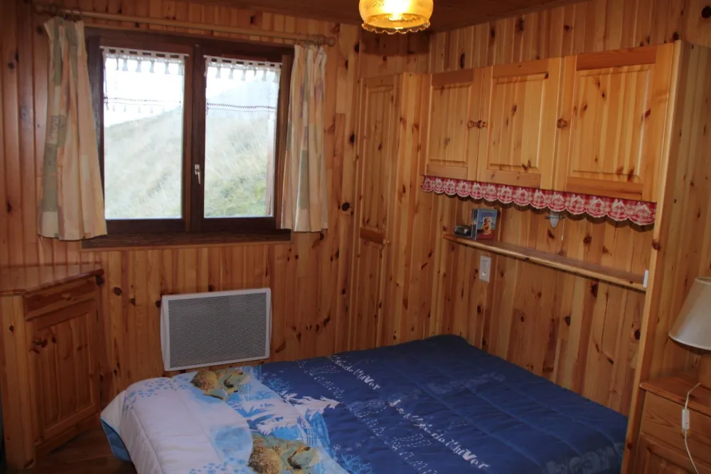 La chambre côté fenêtre avec un lit 2 places.