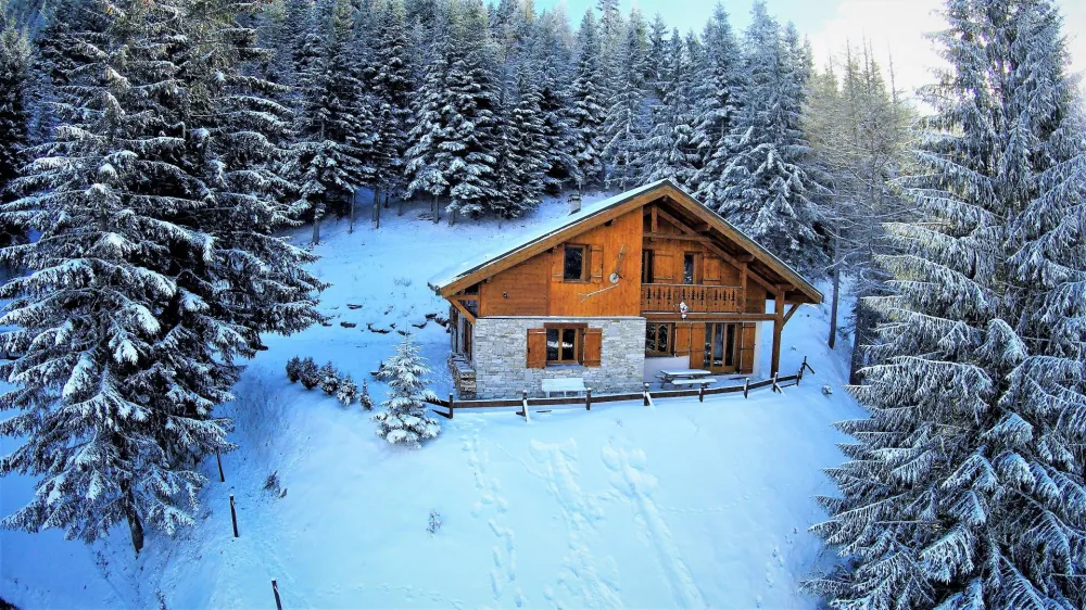 Vue aérienne du chalet l'hiver