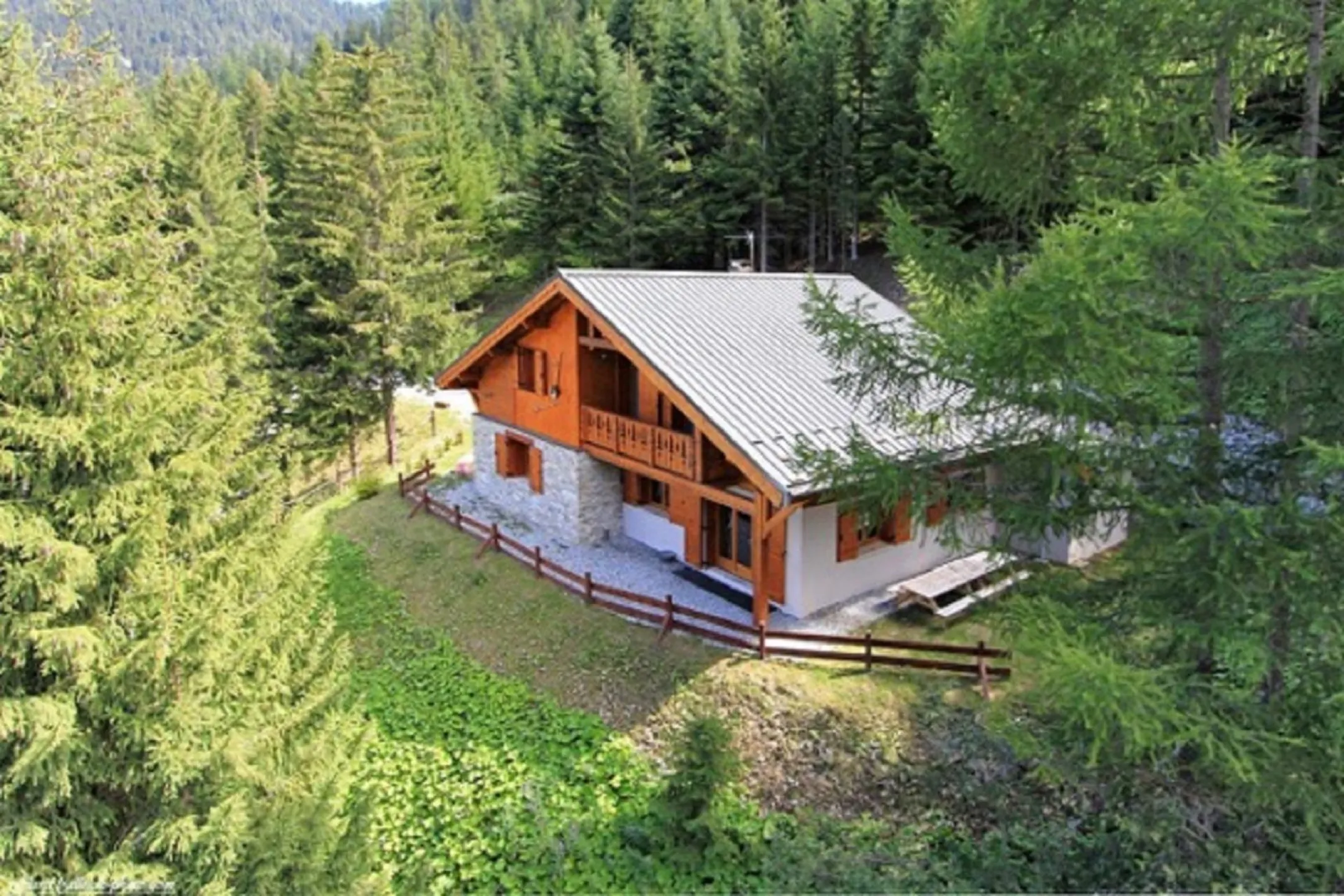 Vue aérienne du chalet l'été