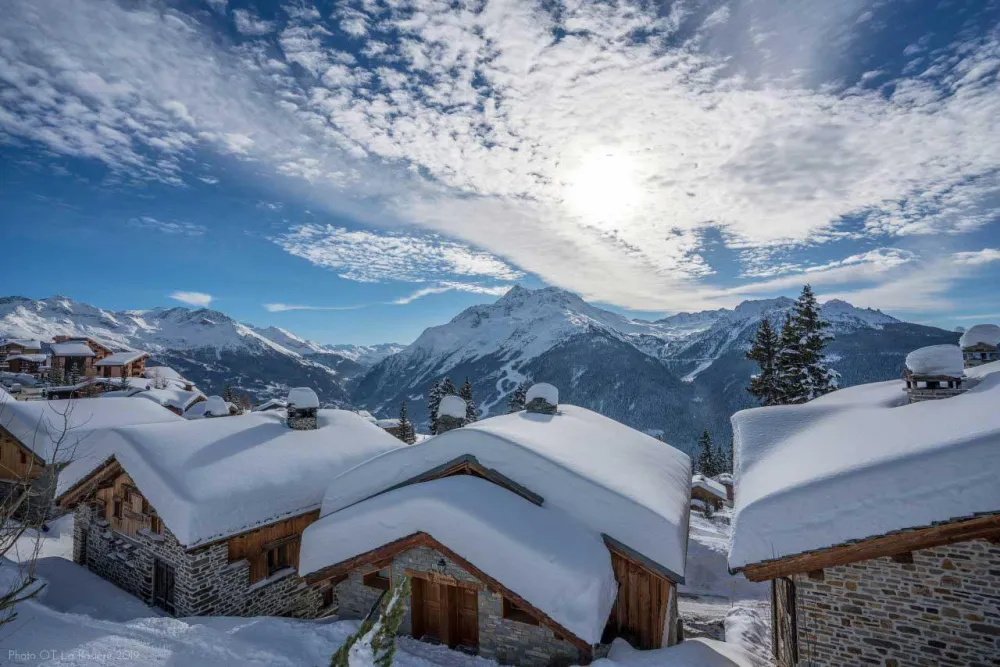 Photo bien connue de La Rosière ! Au premier plan, au centre, c'est le Chalet L'Esquirol, que nous proposons à la location, avec le skiroom et l'accès direct aux pistes. Au fond : le Mont Pourri et la Pointe Rouge (Les Arcs). Photo Office du Tourisme de L