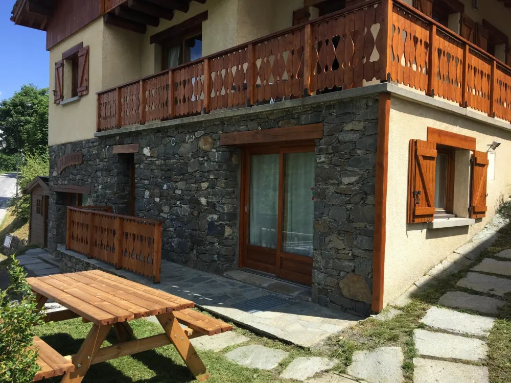 Entrée de l'appartement du bas avec terrasse