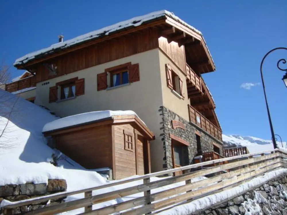 Appartement bas du chalet en pierre en hiver