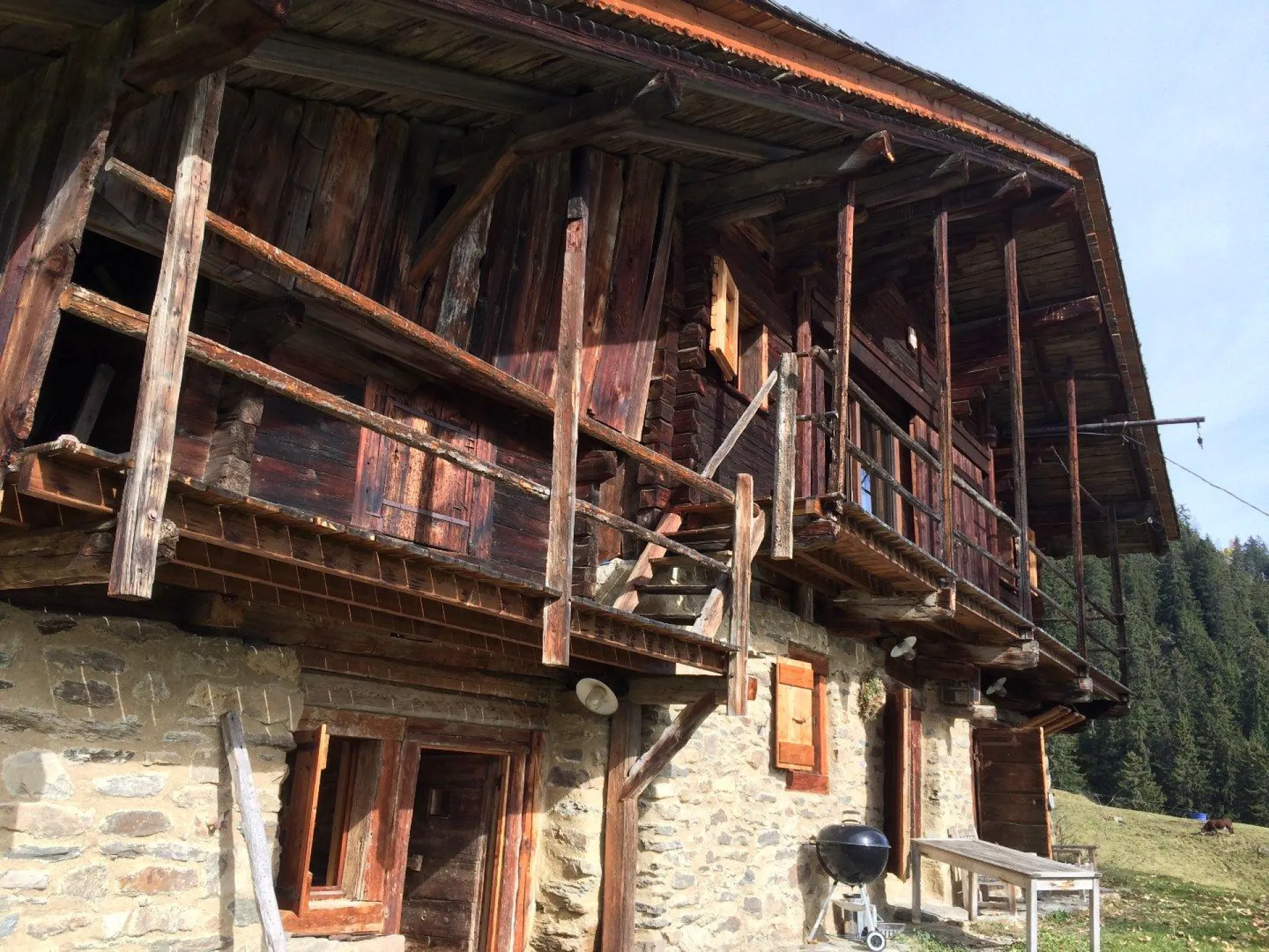 Ce superbe chalet d’alpage desservi par une route forestière goudronnée  en  été et situé à 2.5 km de la station des SAISIES, allie authenticité, charme et confort et convient à tous les amoureux de la montagne. 