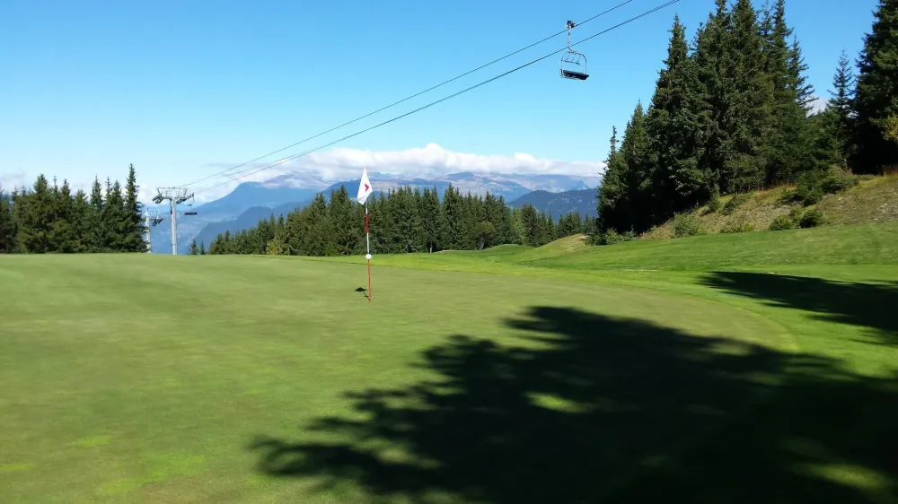 Sur le parcours du golf 18 trous en été 