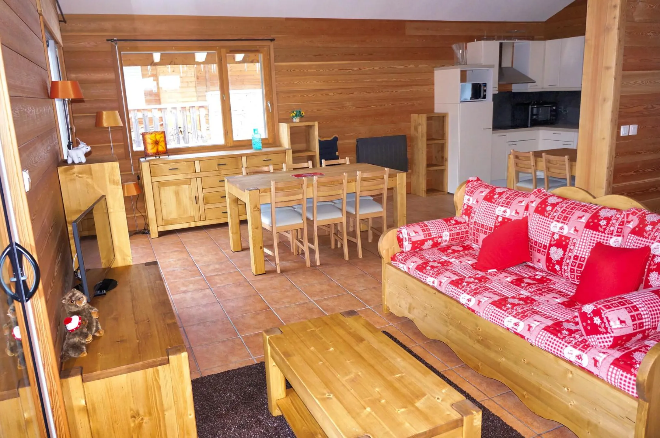 Large, spacious and bright living room/dining room, with balcony