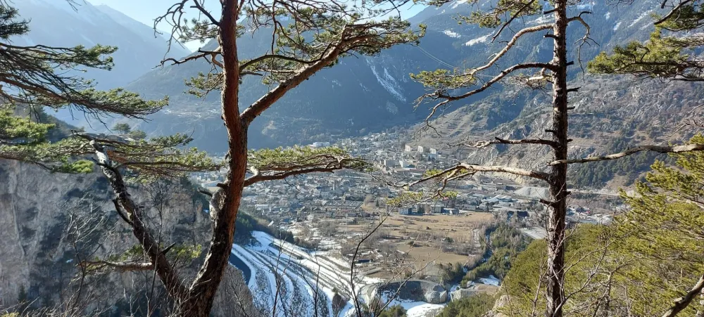 Panoramique depuis la forêt sur Modane l'été