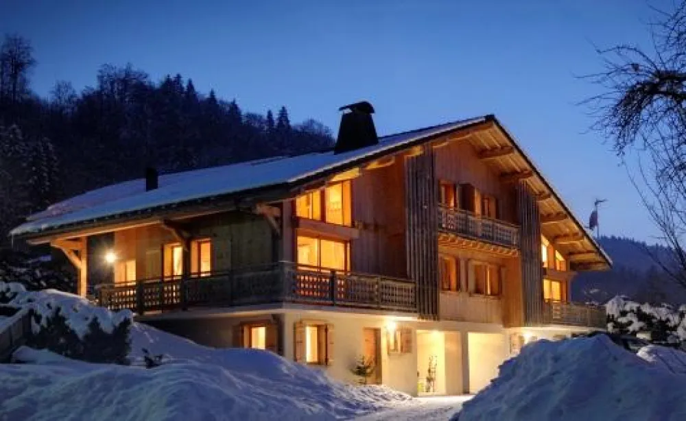 vue générale du chemin d'accès
le chalet marvel marvel est le 1/2 chalet de droite.