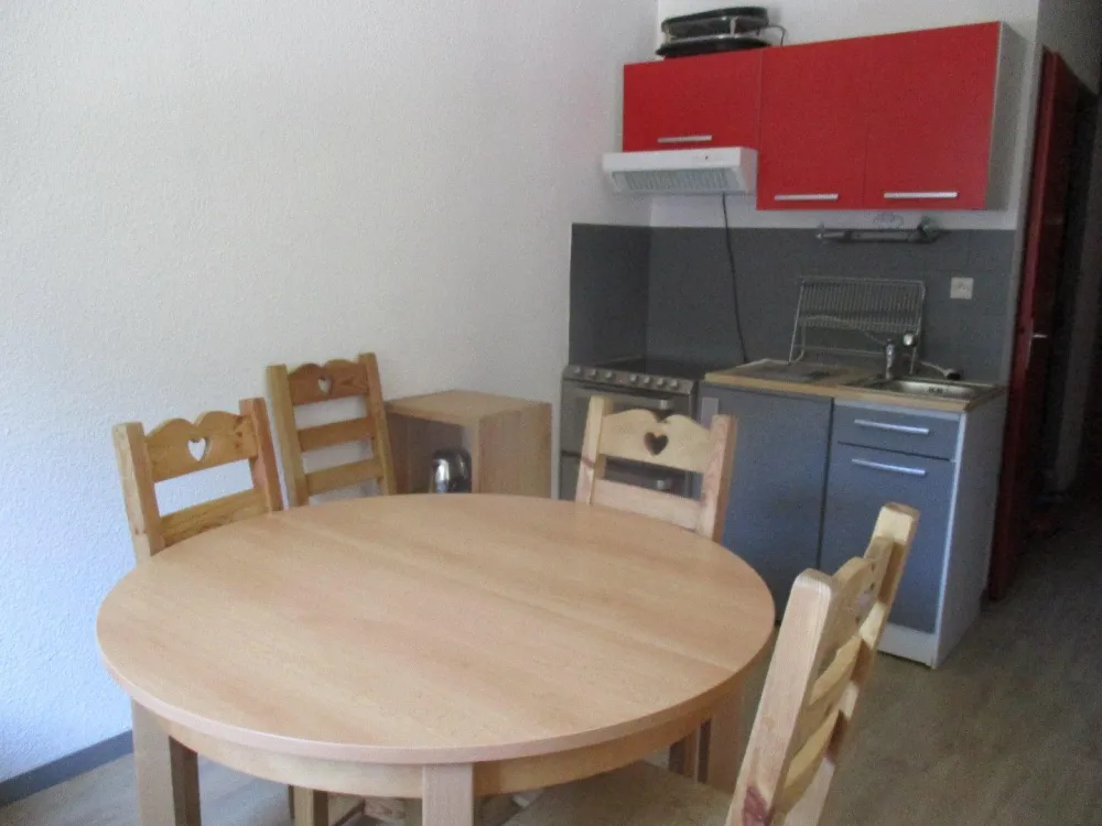 Coin cuisine
réfrigérateur
plaques et four électriques
lave vaisselle
Four 4 en 1: raclette, pierrade, grill et multi crêpe