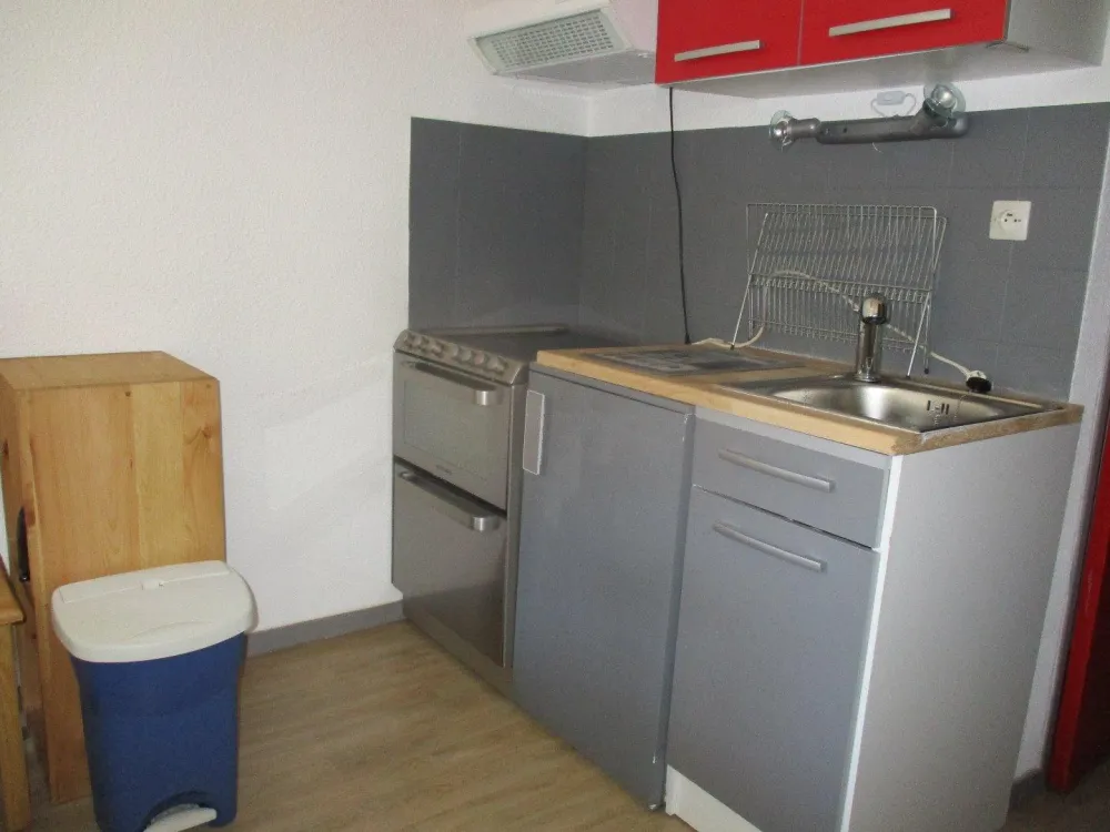 Coin cuisine
réfrigérateur
plaques et four électriques
lave vaisselle
Four 4 en 1: raclette, pierrade, grill et multi crêpe