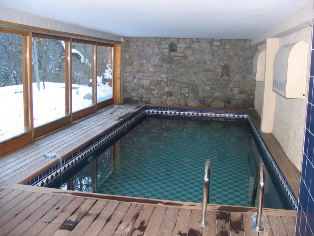 piscine chauffée, sécurisée, avec grande douche attenante. 