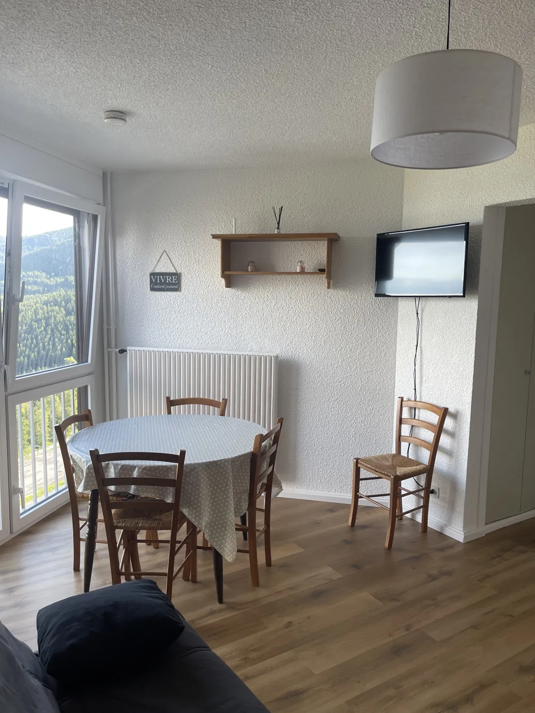 Coin repas. Tv. Jolie vue vallée. 
