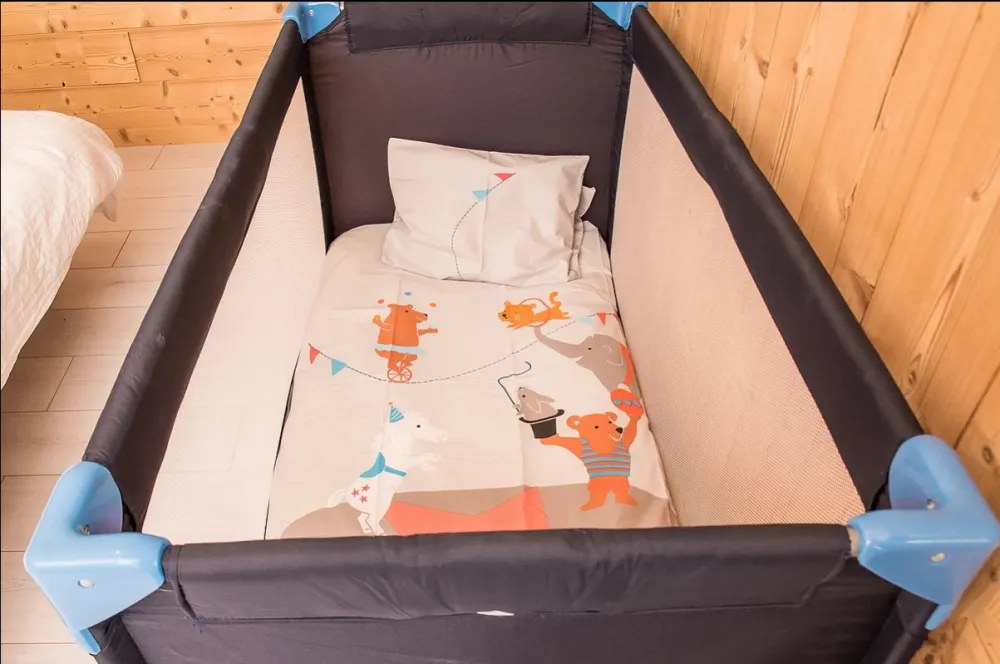 Lit pour bébé.
Tous nos chalets sont équipés entièrement pour les bébés gratuitement 